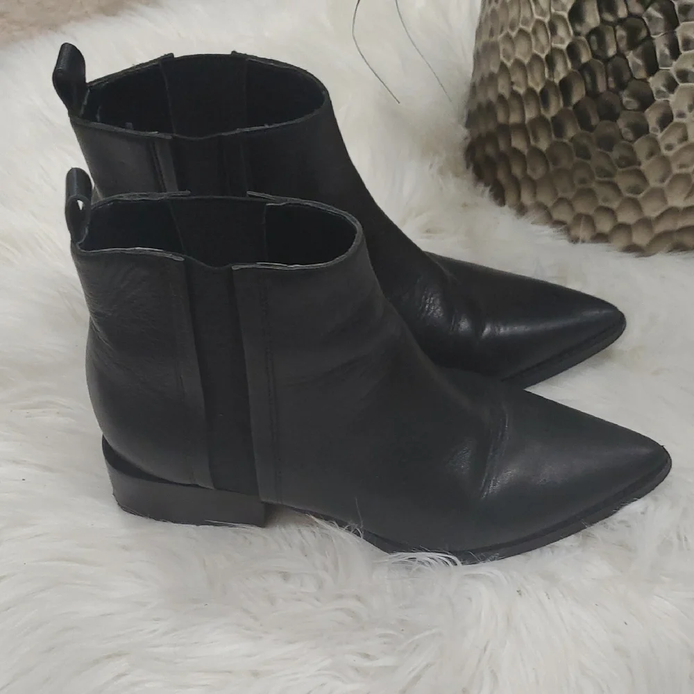 Chic Marc Fisher Black Leather Ankle Booties